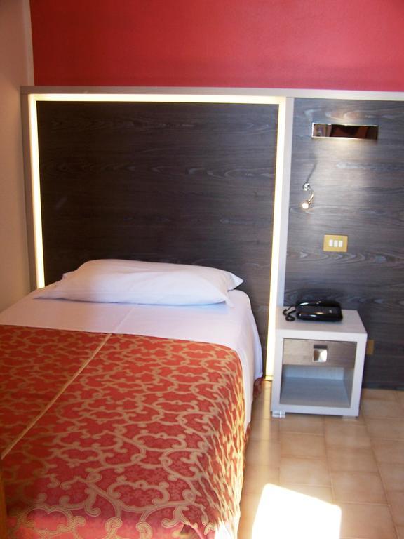 Hotel Carancini Салсомаджоре Терме Стая снимка