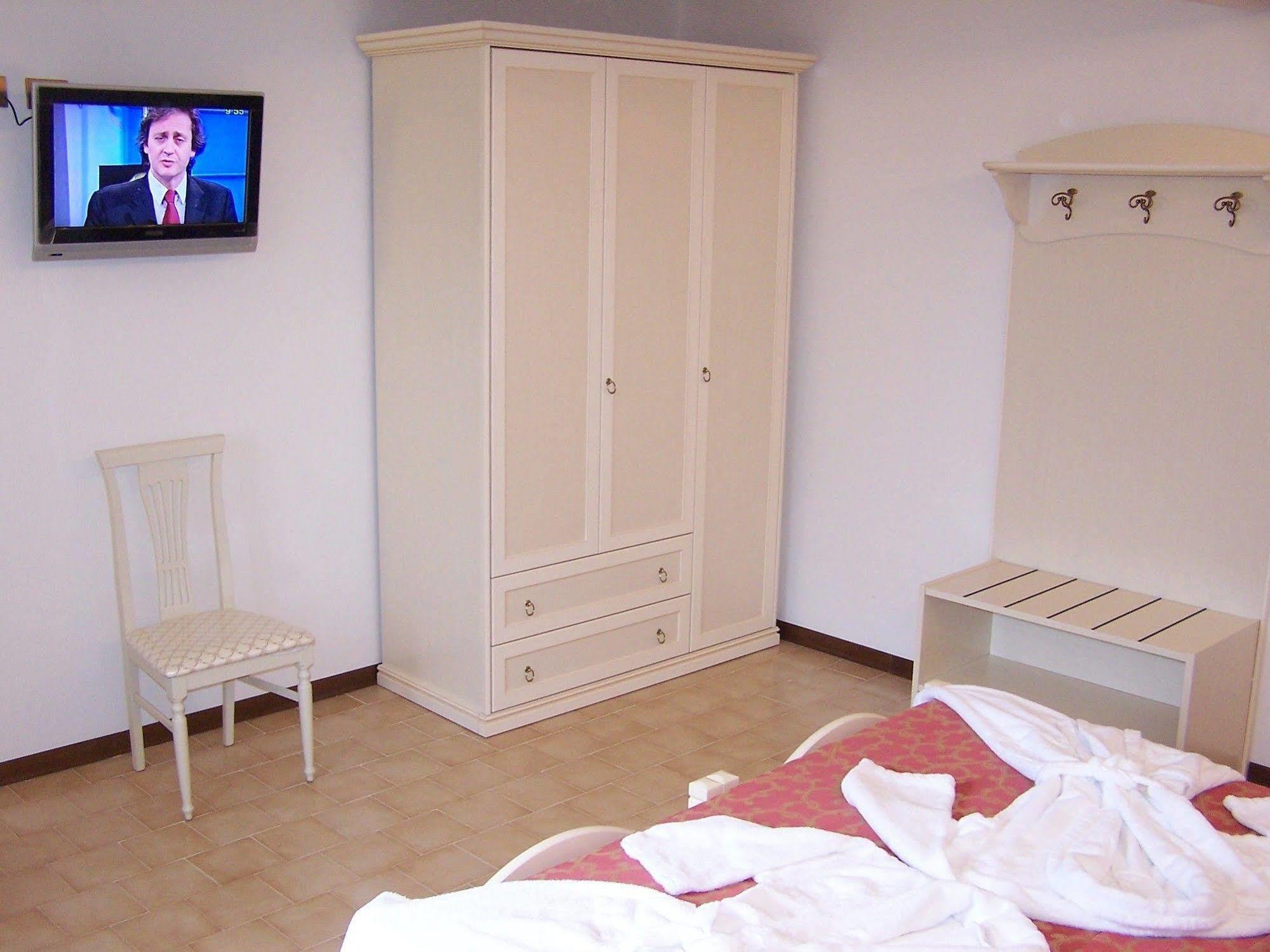 Hotel Carancini Салсомаджоре Терме Екстериор снимка